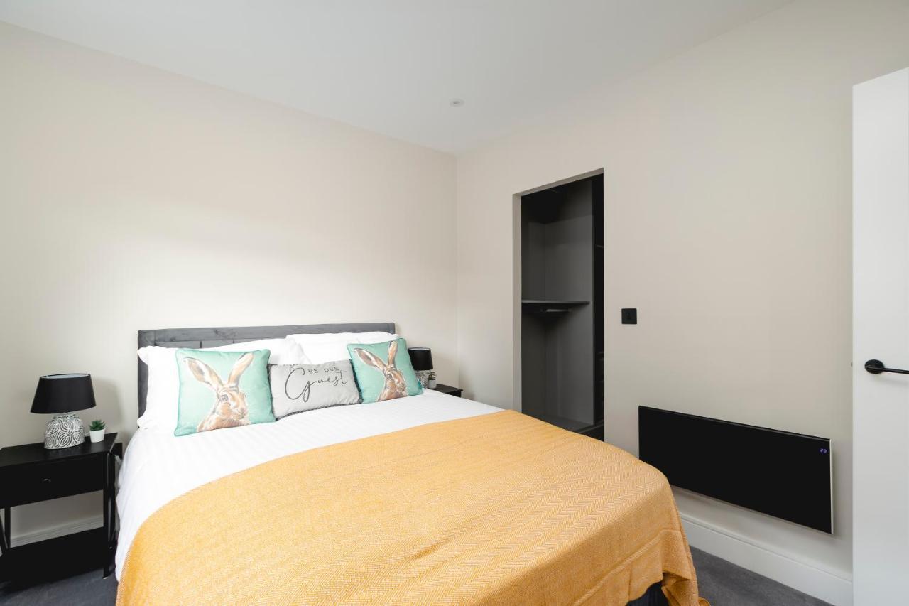 Skyvillion - Cozy Large 4 & 1 Bed Apartments In London Enfield, Mins To Tube Station, Free Wi-Fi Luaran gambar