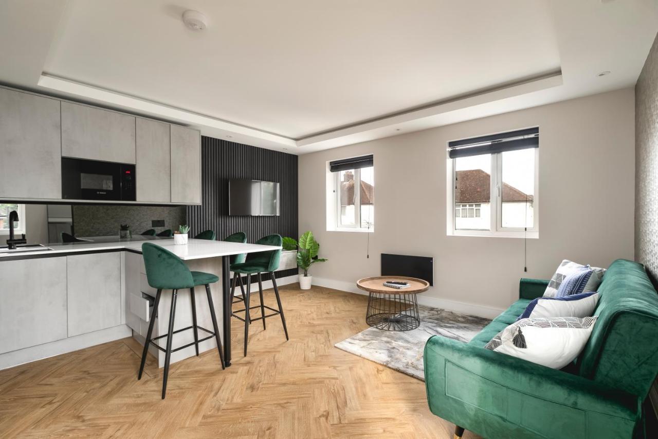 Skyvillion - Cozy Large 4 & 1 Bed Apartments In London Enfield, Mins To Tube Station, Free Wi-Fi Luaran gambar