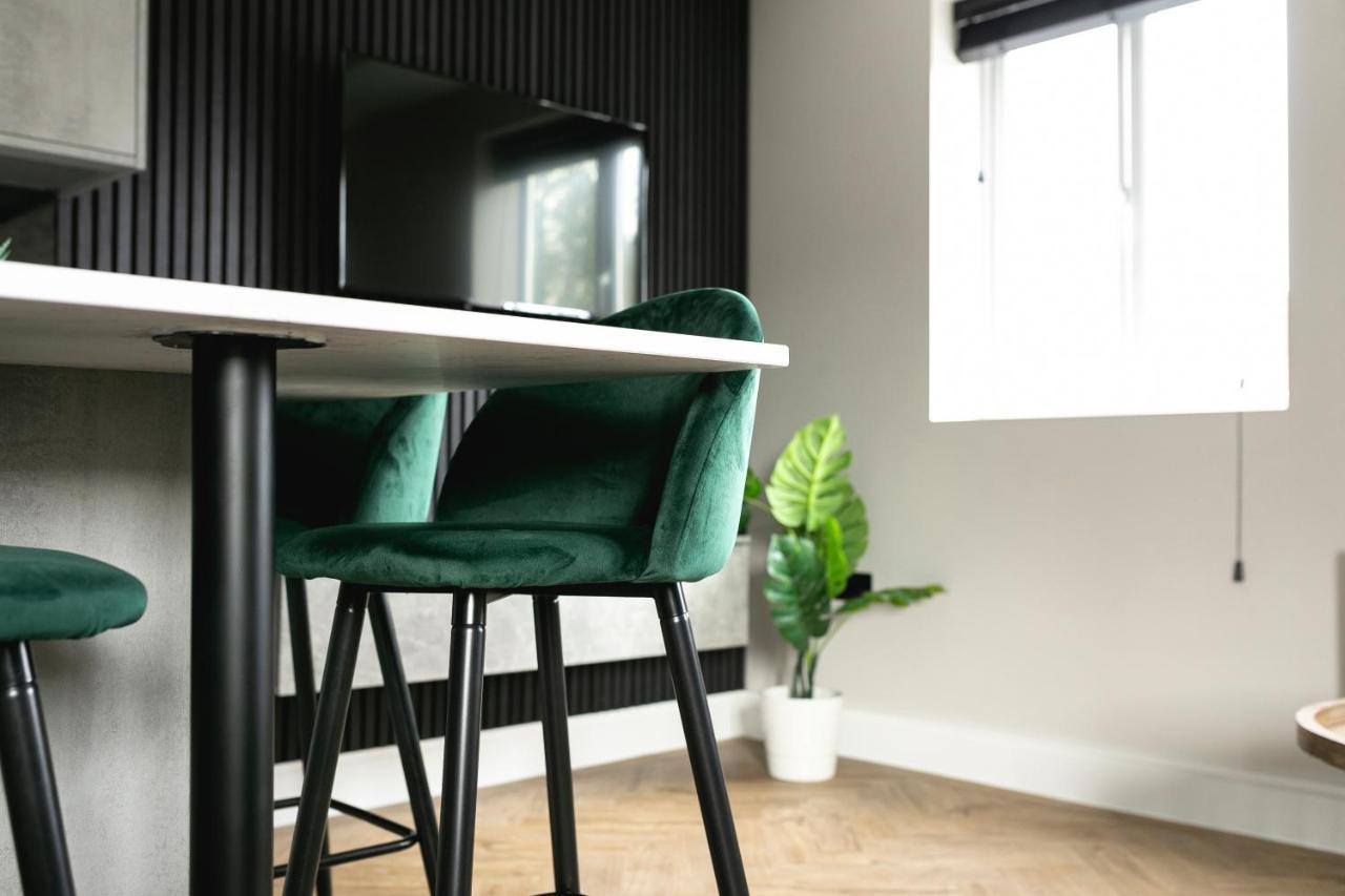 Skyvillion - Cozy Large 4 & 1 Bed Apartments In London Enfield, Mins To Tube Station, Free Wi-Fi Luaran gambar