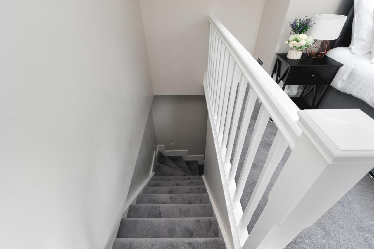 Skyvillion - Cozy Large 4 & 1 Bed Apartments In London Enfield, Mins To Tube Station, Free Wi-Fi Luaran gambar