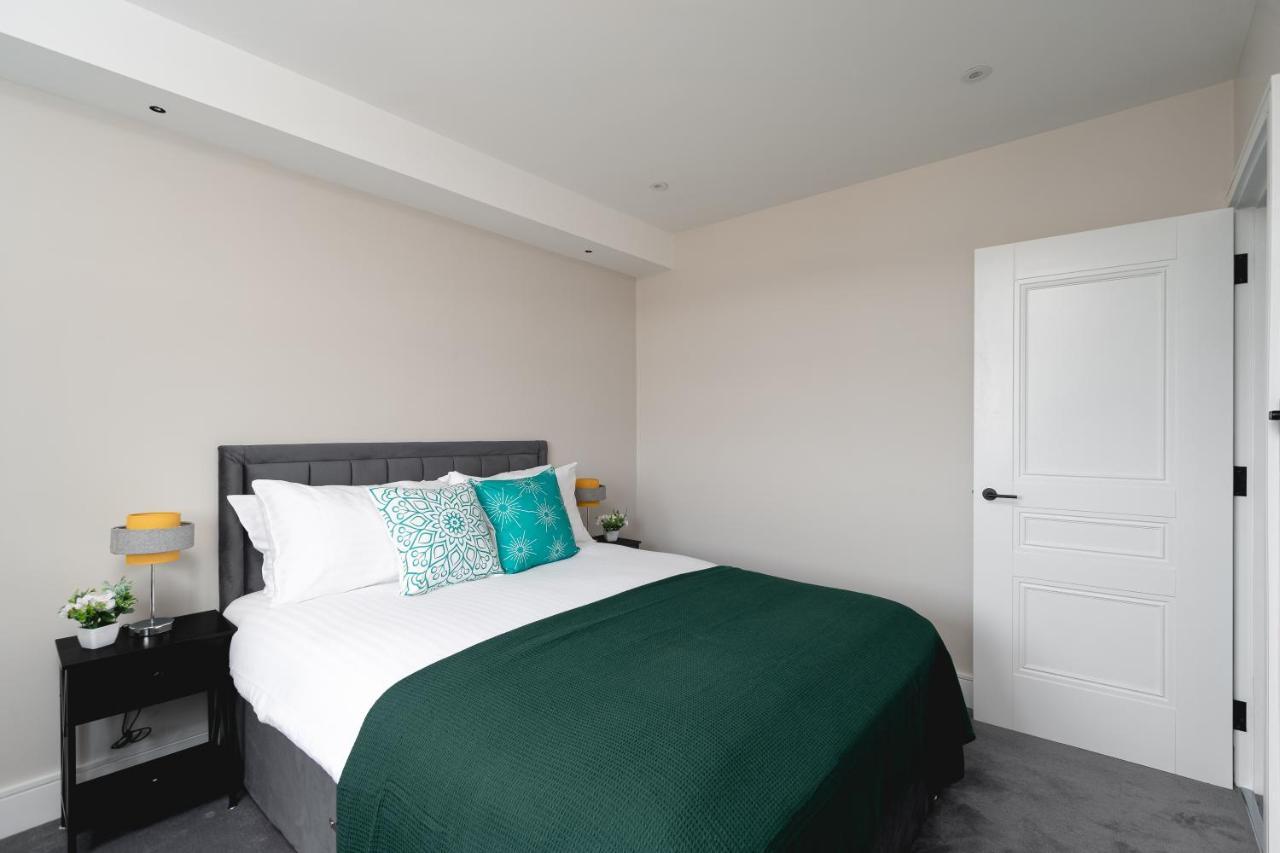 Skyvillion - Cozy Large 4 & 1 Bed Apartments In London Enfield, Mins To Tube Station, Free Wi-Fi Luaran gambar