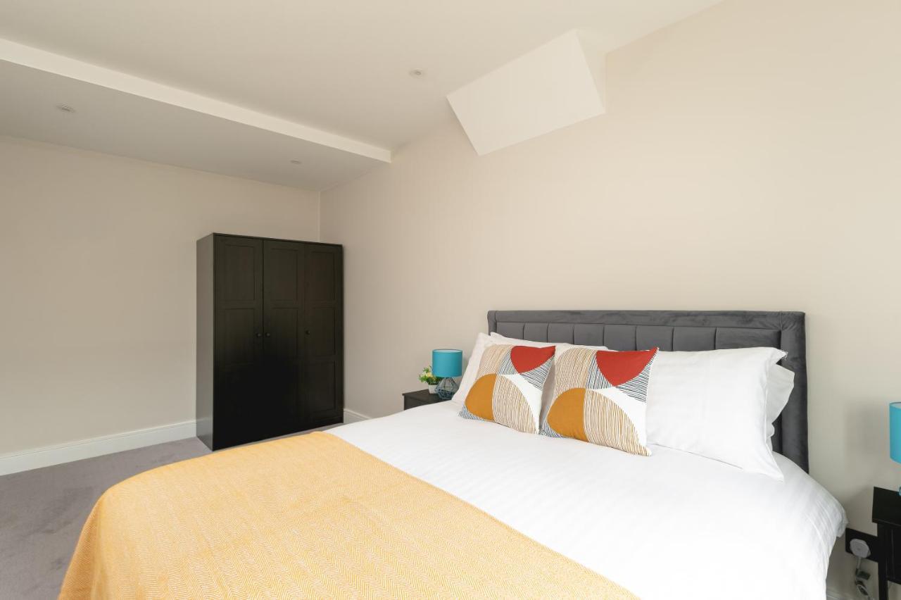 Skyvillion - Cozy Large 4 & 1 Bed Apartments In London Enfield, Mins To Tube Station, Free Wi-Fi Luaran gambar