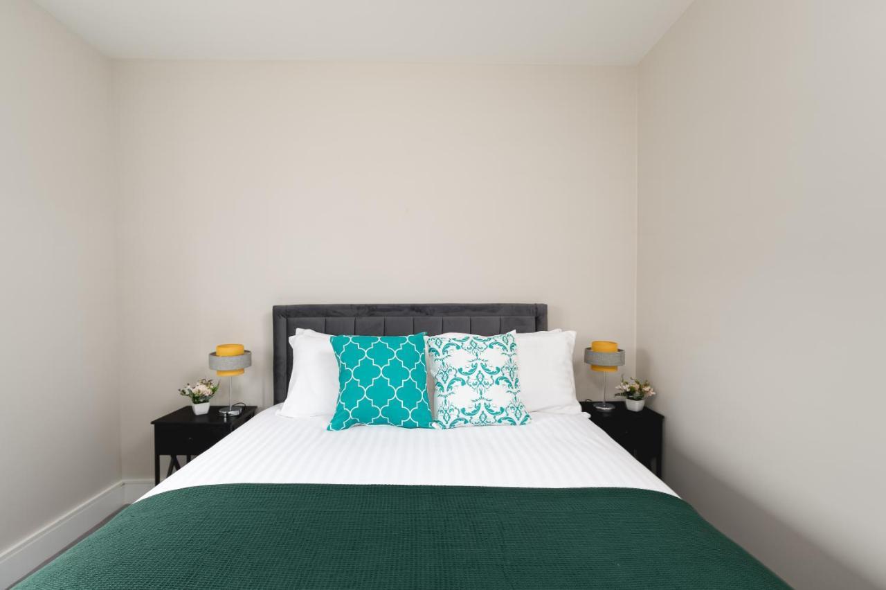 Skyvillion - Cozy Large 4 & 1 Bed Apartments In London Enfield, Mins To Tube Station, Free Wi-Fi Luaran gambar
