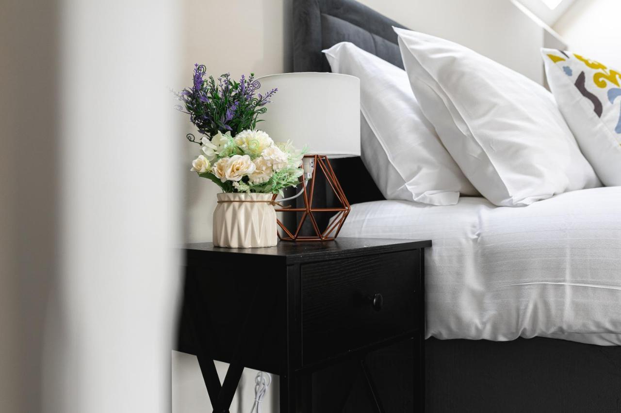 Skyvillion - Cozy Large 4 & 1 Bed Apartments In London Enfield, Mins To Tube Station, Free Wi-Fi Luaran gambar