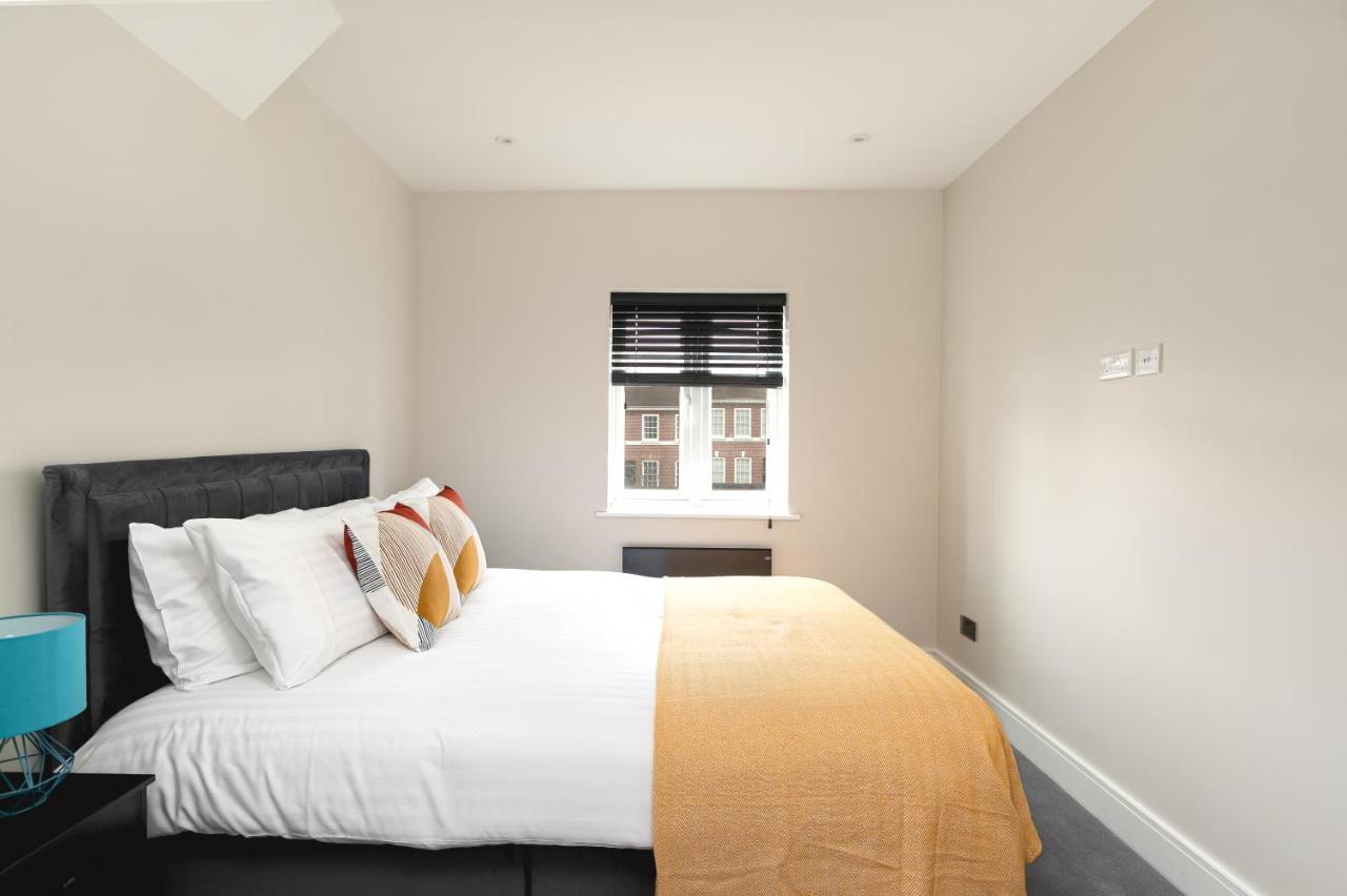 Skyvillion - Cozy Large 4 & 1 Bed Apartments In London Enfield, Mins To Tube Station, Free Wi-Fi Luaran gambar