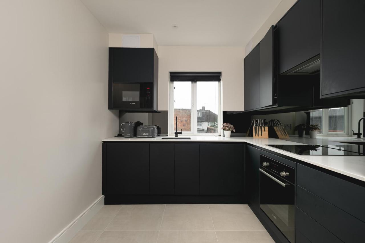 Skyvillion - Cozy Large 4 & 1 Bed Apartments In London Enfield, Mins To Tube Station, Free Wi-Fi Luaran gambar