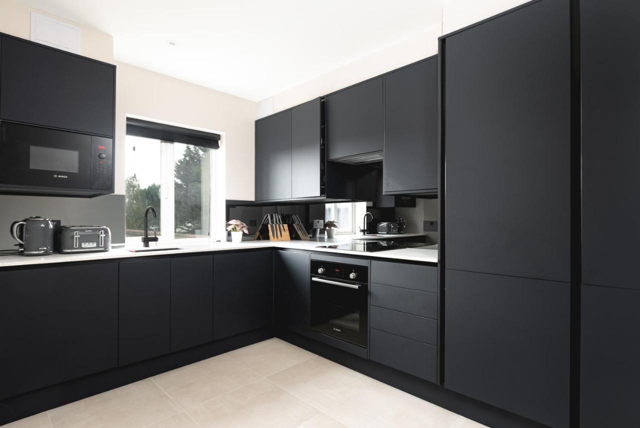 Skyvillion - Cozy Large 4 & 1 Bed Apartments In London Enfield, Mins To Tube Station, Free Wi-Fi Luaran gambar