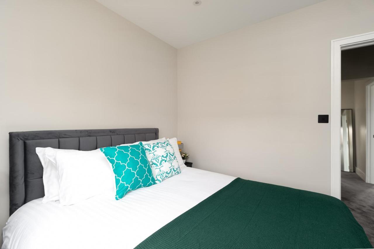 Skyvillion - Cozy Large 4 & 1 Bed Apartments In London Enfield, Mins To Tube Station, Free Wi-Fi Luaran gambar