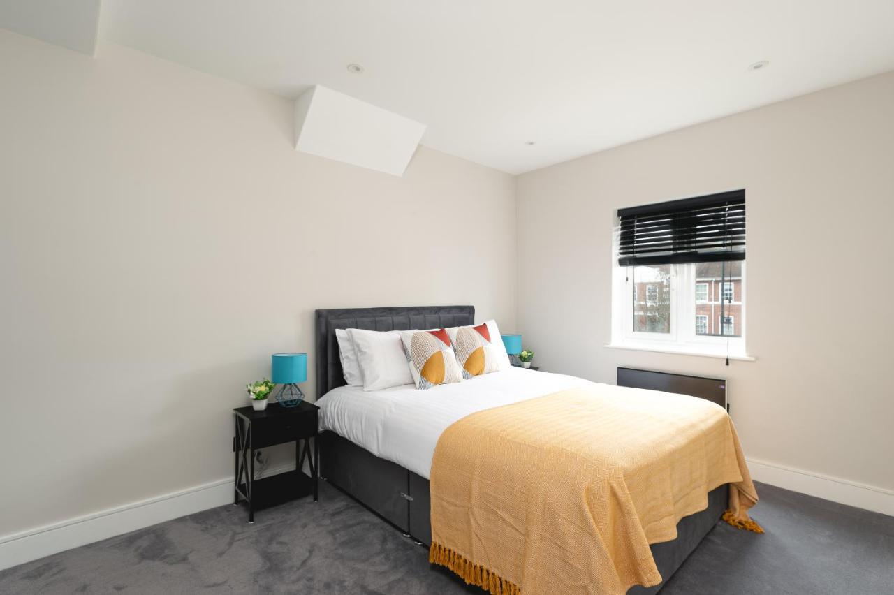 Skyvillion - Cozy Large 4 & 1 Bed Apartments In London Enfield, Mins To Tube Station, Free Wi-Fi Luaran gambar
