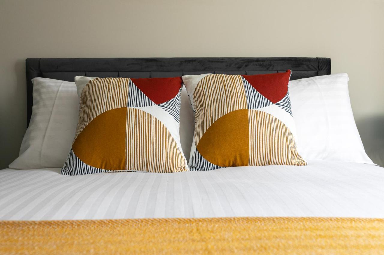 Skyvillion - Cozy Large 4 & 1 Bed Apartments In London Enfield, Mins To Tube Station, Free Wi-Fi Luaran gambar
