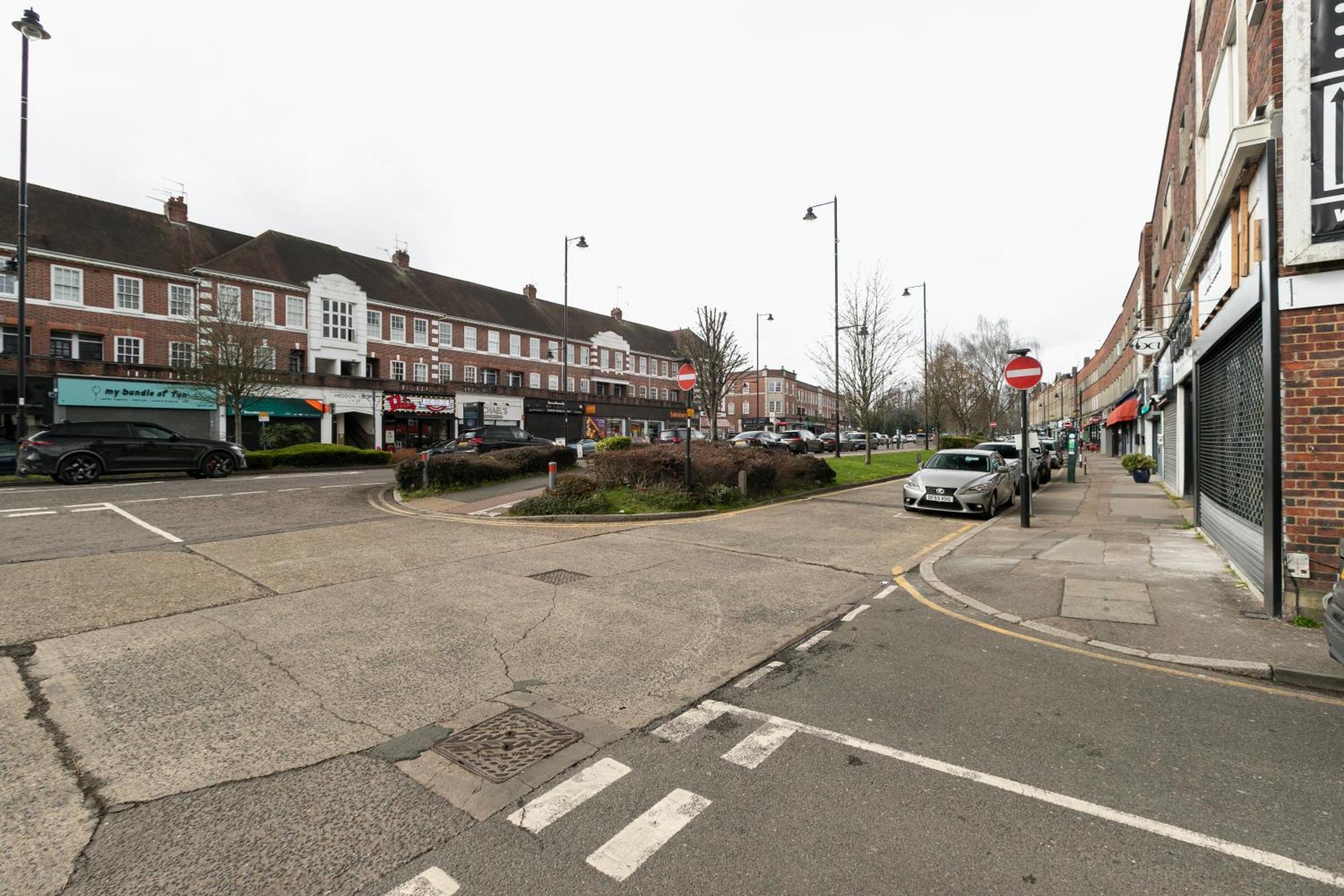 Skyvillion - Cozy Large 4 & 1 Bed Apartments In London Enfield, Mins To Tube Station, Free Wi-Fi Luaran gambar